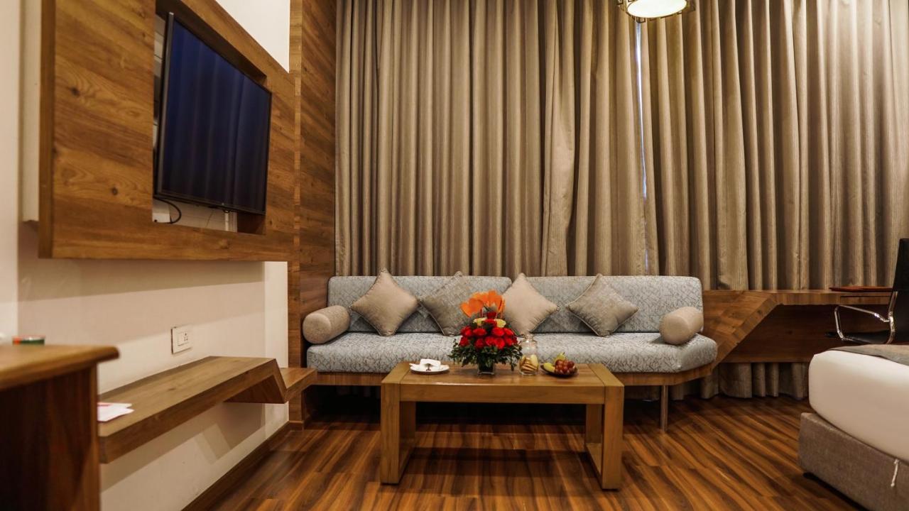 Hotel Centre Point Наґпур Екстер'єр фото